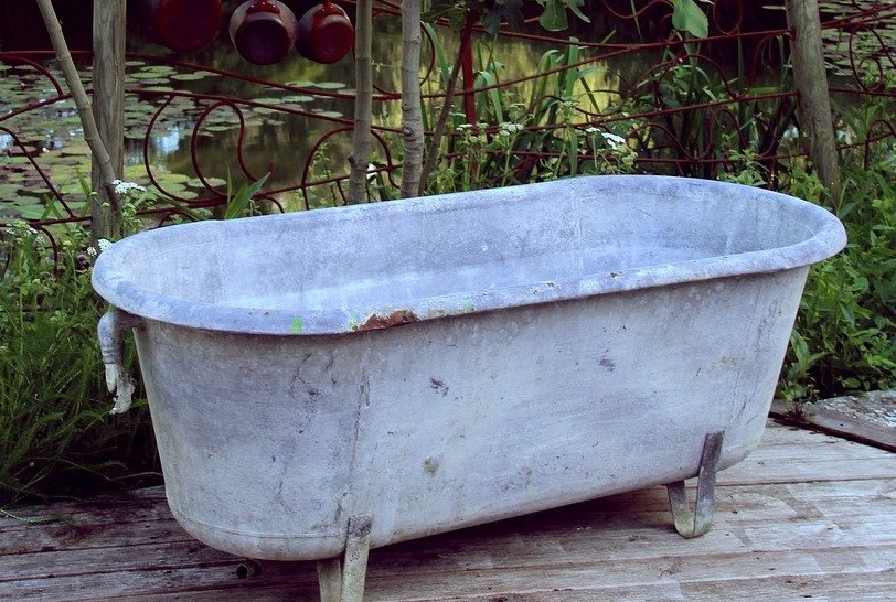 Upcycled garden Furniture Ideas - old bath tub